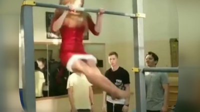 Elbiseyle barfiks çeken kız