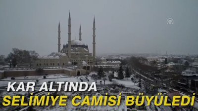 Kar altında Selimiye Camisi büyüledi