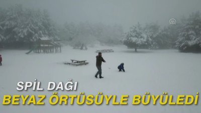 Spil Dağı beyaz örtüsüyle büyüledi