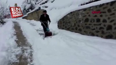 Ot biçme makinesiyle kar küreyen Karadenizli