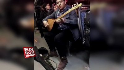 Dolmuşta bağlama çalan yolcuya eşlik eden şoför