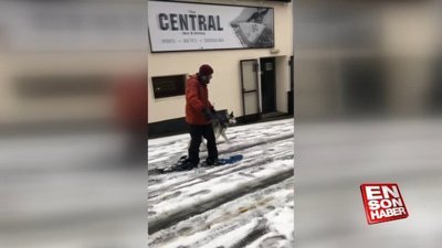 Cadde ortasında köpeğiyle kayak yapan adam