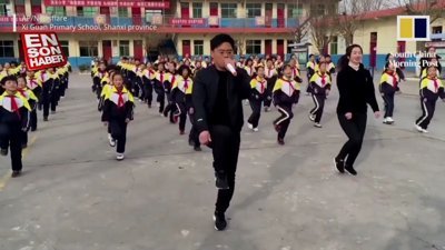 Öğrencilerine boş vakitlerinde shuffle dansı öğreten öğretmenler