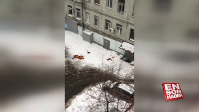Rusya'da bir işçi kar kürerken çatıdan düştü