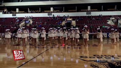 Devre arasında dans grubundan etkileyici performans