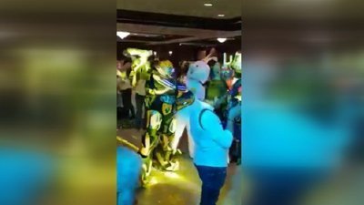 Düğünde halay çeken Transformers Bumblebee 