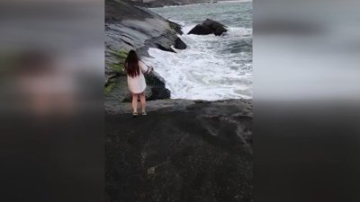 Ayağı kayıp okyanusa düşen Rus kız