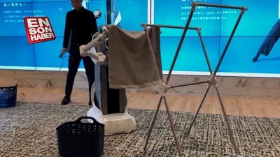 Elbise katlayabilen ve çamaşır asabilen japon robot