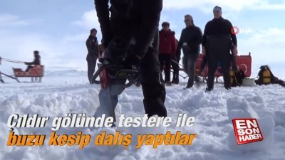 Çıldır gölünde testere ile buzu kesip dalış yaptılar