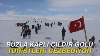 Buzla kaplı Çıldır Gölü turistleri cezbediyor