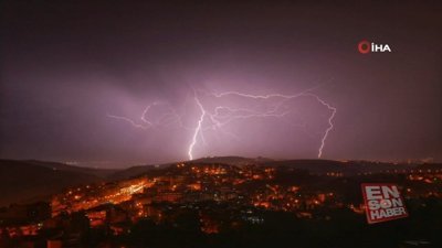 İskenderun'da şimşekler geceyi gündüze çevirdi