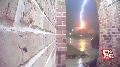 Teksas'ta bir eve yıldırım düştü