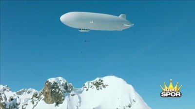 Kayak yapacakları dağa zeplinle çıktılar