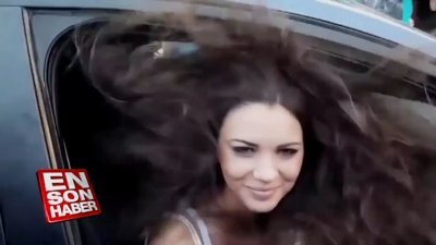 Kadının saçlarını ahenkle dans ettiren ses sistemi