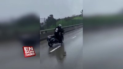 Motosiklet ile drift yapan çılgın