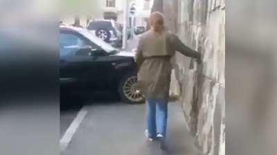 Kaldırıma park eden aracın üzerine basıp geçen yaya