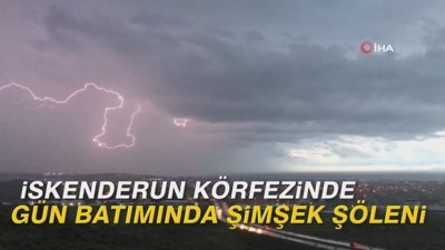 İskenderun körfezinde gün batımında şimşek şöleni