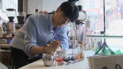 Kahve üzerine Van Gogh kopyalayan barista