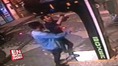 Boks makinesi ile kanlı bıçaklı olan gençler