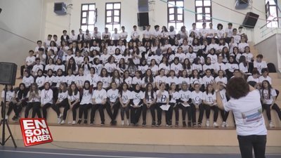 Elementleri şarkı söyleyerek öğreniyorlar 