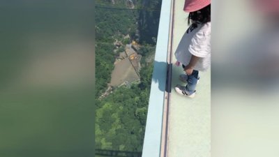 Çinli küçük kızdan korkutan adım