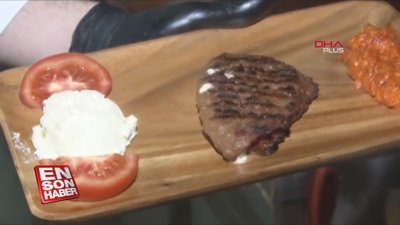 Boşnak mutfağının geleneksel yemeği  'Pljeskavica'