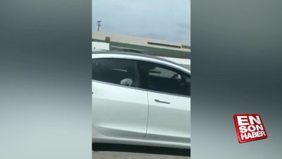 Tesla sürücüsü otomobilin içinde uyurken görüntülendi