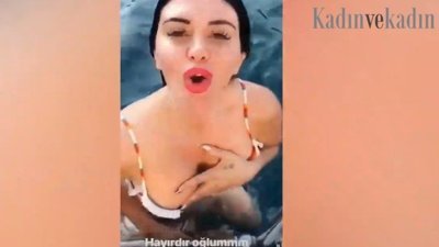 Ebru Polat denize elbiseyle atladı