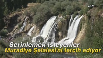 Serinlemek isteyenler Muradiye Şelalesi'ni tercih ediyor