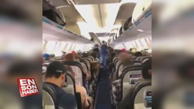Uçaktan inerken muhteşem bir düzen içinde hareket eden yolcular