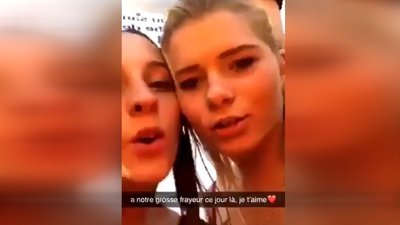 Canlı yayın yapan kızlara boğa sürprizi