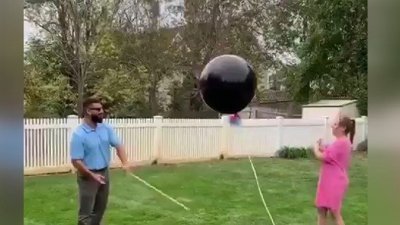 Balon patlatarak bebeklerinin cinsiyetini öğrenmeye çalışan çift