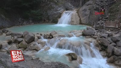 Mavi Göl sonbahar güzelliği ile büyülüyor