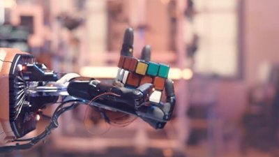 Tek başına zeka küpü çözebilen robotik el