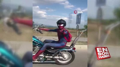 Motosiklet kullanan örümcek adam