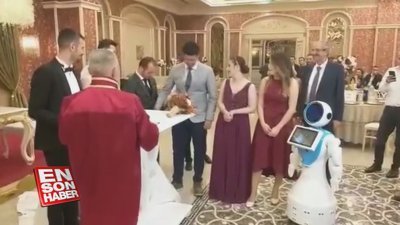 Robot nikah şahidi olup göbek attı