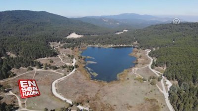 Krater gölü çevresindeki doğal güzellikler ziyaretçilerini büyülüyor