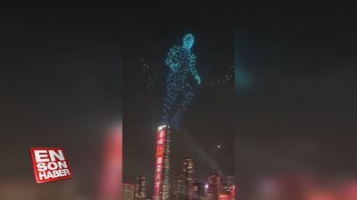 Çin'de gerçekleşen etkinlikte, drone'lar ile yürüyen insan yaptılar