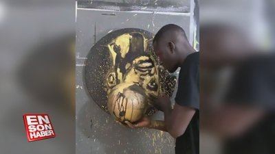 Tanınmış kişileri özdeşleştiği nesnelerle resmeden sanatçıdan Sadio Mane tablosu