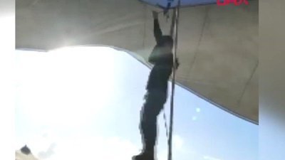 Kadıköy'de pazar çadırını uçmasın diye tuttu ama kendisi uçtu