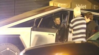 Elon Musk Cybertruck ile trafiğe çıktı