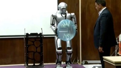 İran yeni insansı robotunu tanıttı
