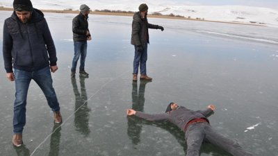 Çıldır Gölü'nden buzlu göl manzaraları