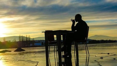 Buz tutan Çıldır Gölü ziyaretçilerine keyif yaşattı