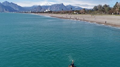 Antalya’da vatandaşlar ısınmak için denize girdi 