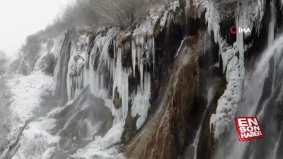 Girlevik şelalesi buz tuttu