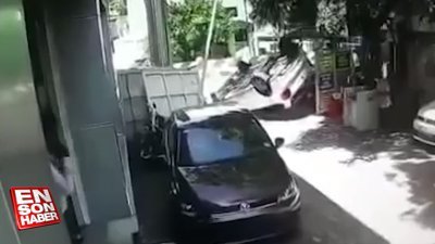Aracını aldıktan saniyeler sonra kaza yapan sürücü