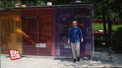 İçi boşken şeffaf hale gelen umumi tuvalet