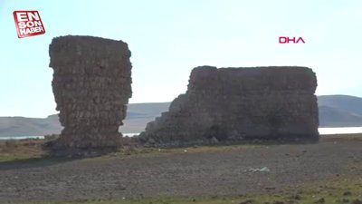 Van Gölü'nde çekilen suların altından 3 bin yıllık kale çıktı