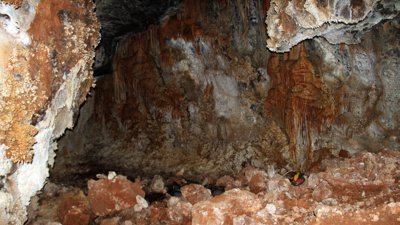 Yozgat'ta sarkıt ve dikitli yer altı mağarası bulundu